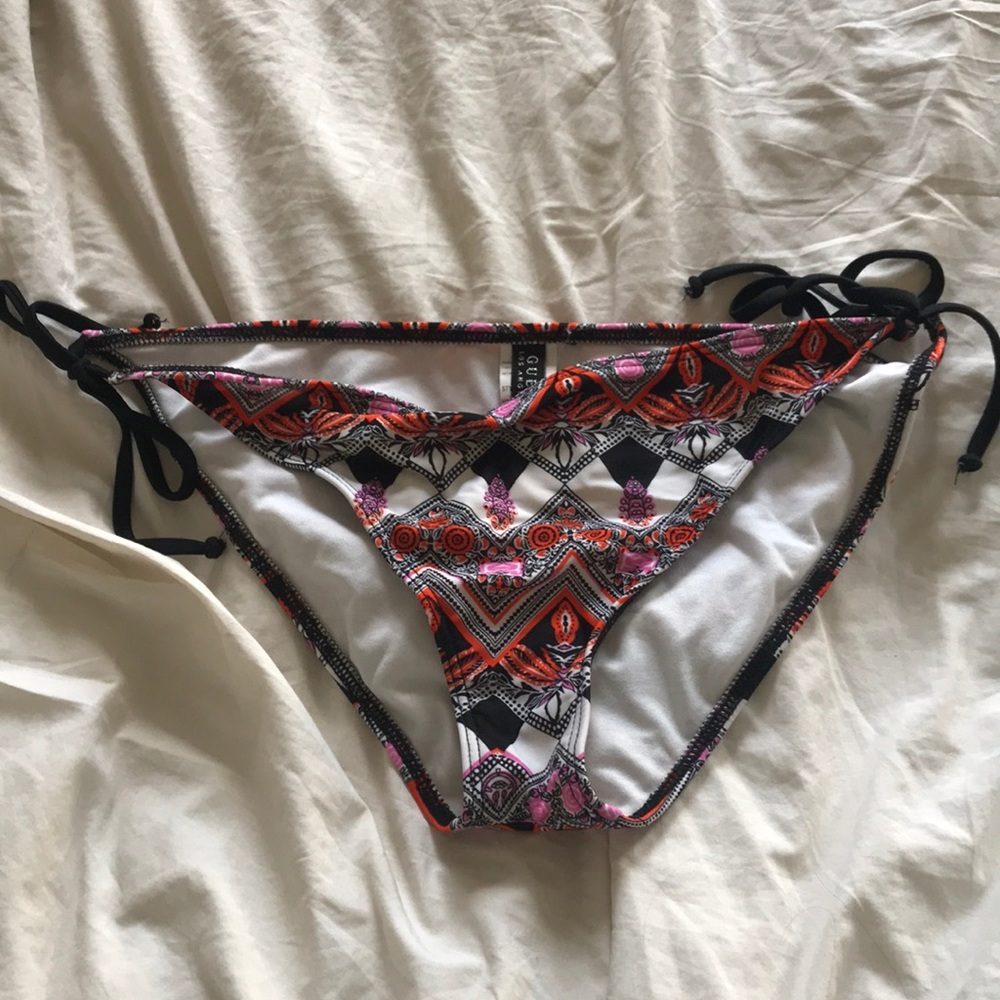 GUESS BATHING SUIT BOTTOMS